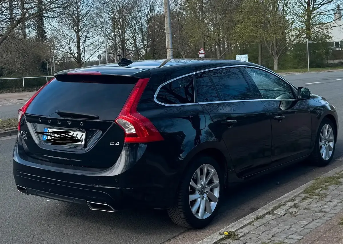 Gebraucht Volvo V60 181 PS (133 kW) 2015 Schwarz Kombi