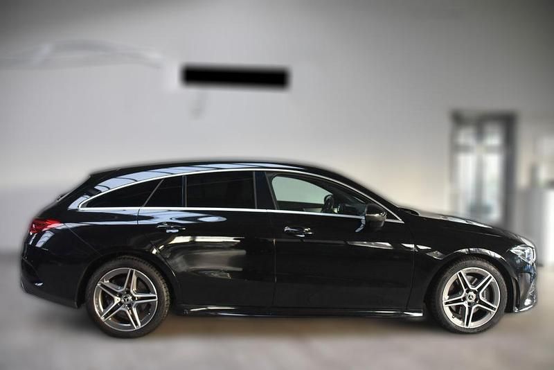 Schwarz metallic Gebraucht 2019 Mercedes CLA220 Shooting Brake AMG Kombi | 30.090 € - Bild 1/4