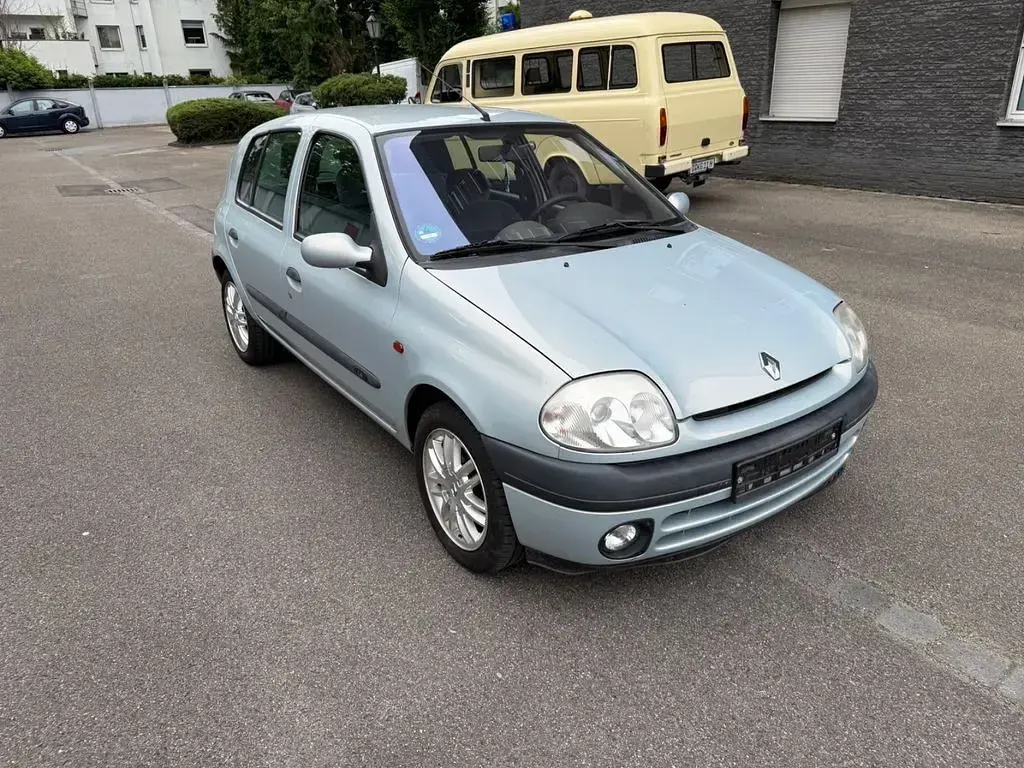 Gebraucht Renault Clio 75 PS (55 kW) 2000 Silber Limousine