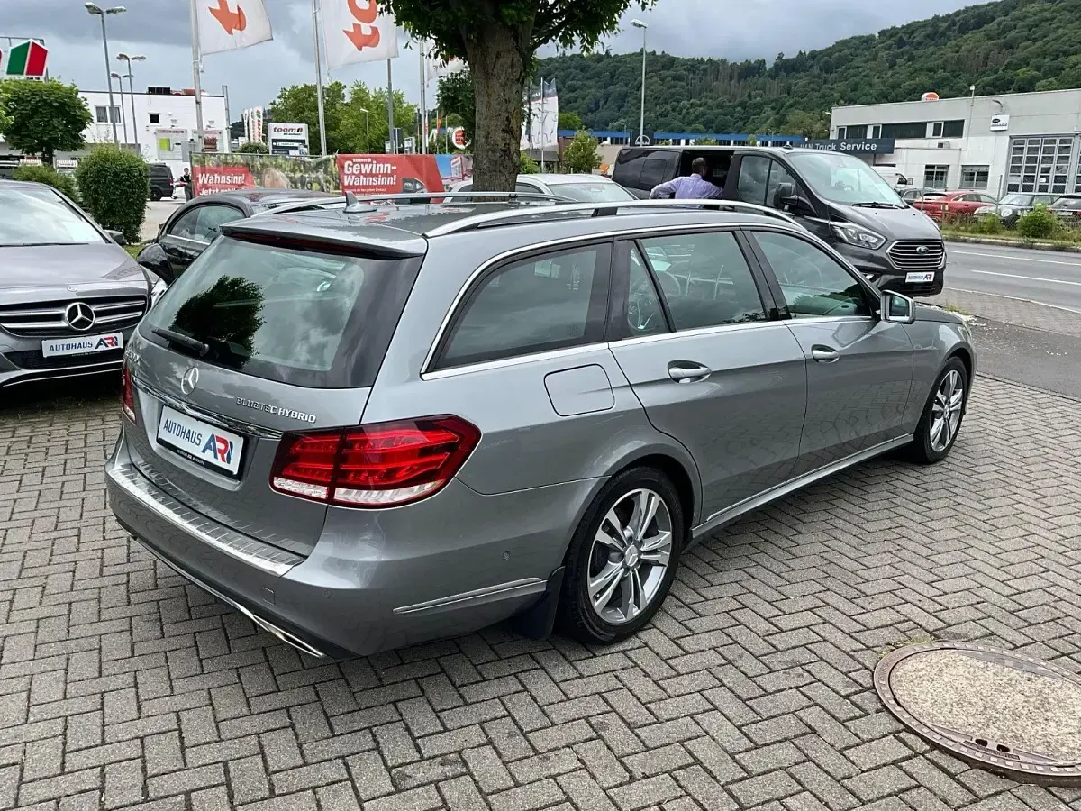 Gebraucht Mercedes E300 204 PS (150 kW) 2013 Silber Kombi