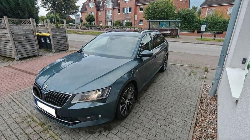 Grau Gebraucht 2017 Skoda Superb LAURIN & KLEMENT Kombi | 14.900 € (Guter Preis) - Bild 1/4