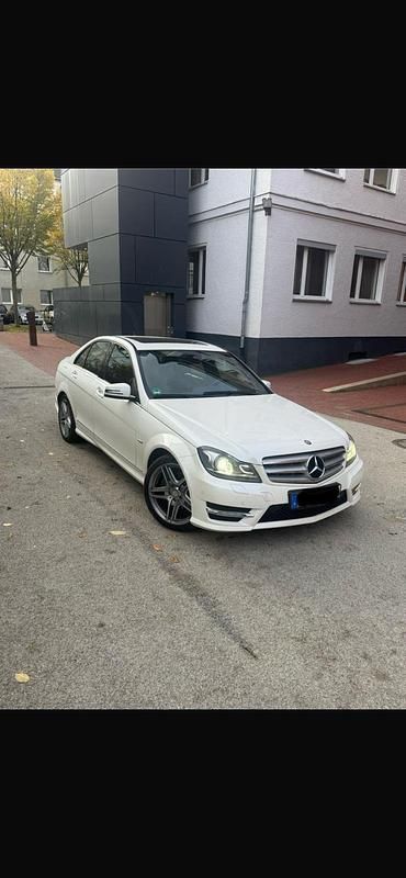 Weiß Gebraucht 2011 Mercedes C250 AMG Limousine | 11.900 € (Guter Preis) - Bild 1/4