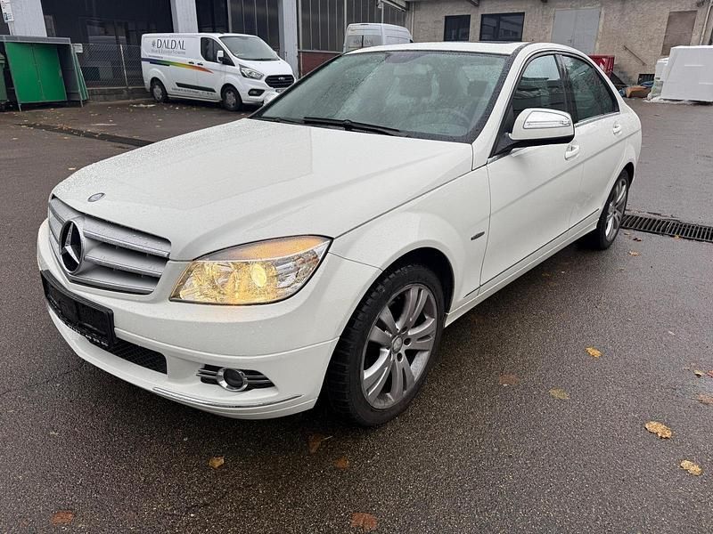 Weiß Gebraucht 2007 Mercedes C220 Limousine | 11.700 € (Teuer) - Bild 1/4