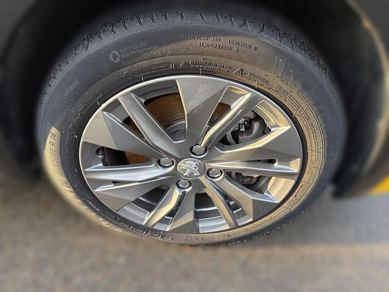 Gebraucht Peugeot e-208 Allure 100 kW (136 PS) 2023 Metfa faro gelb Kleinwagen