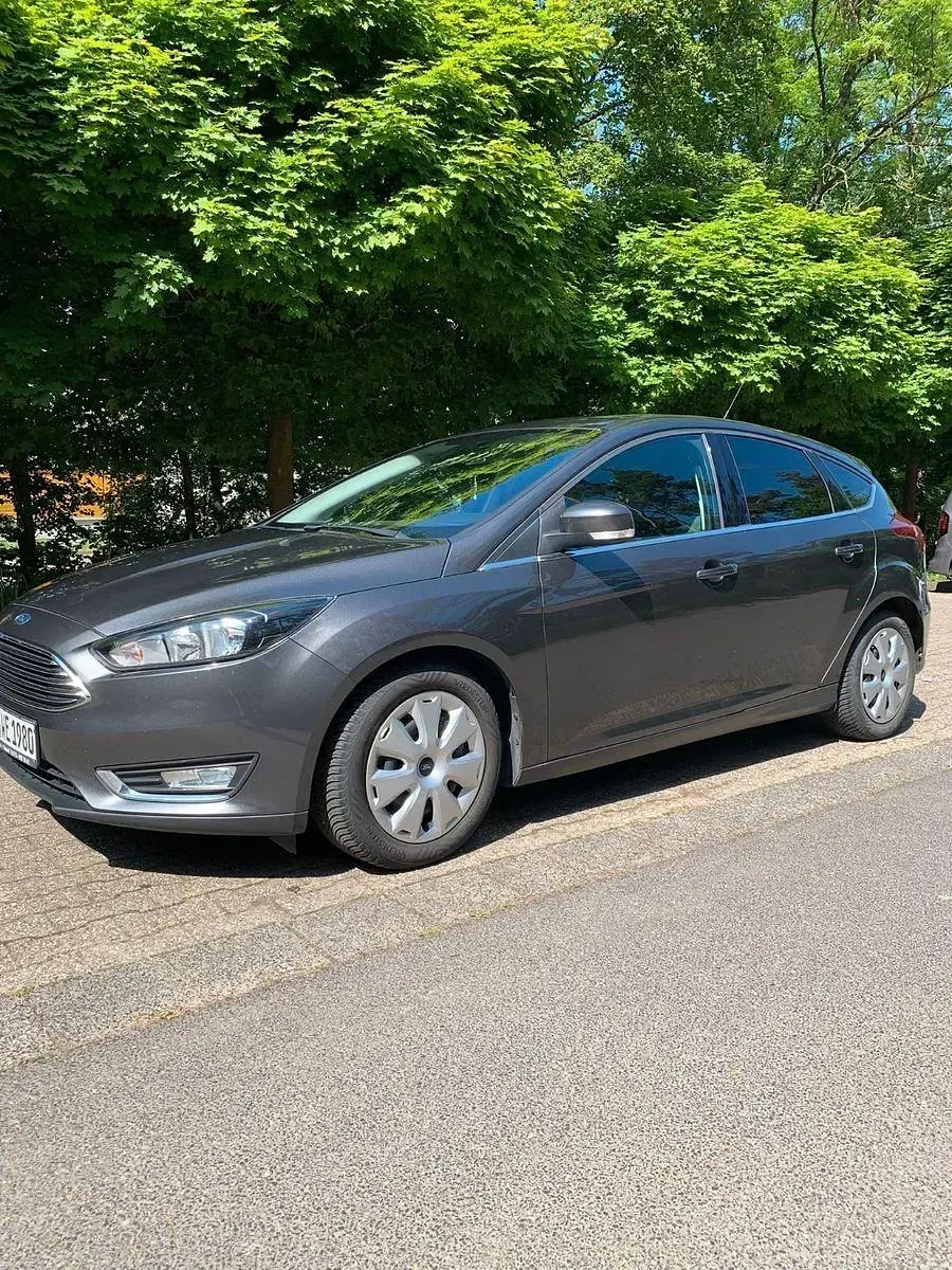 Gebraucht Ford Focus Titanium 125 PS (91 kW) 2016 Grau Limousine