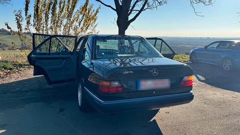 Gebraucht Mercedes E200 122 PS (89 kW) 1991 Schwarz Limousine