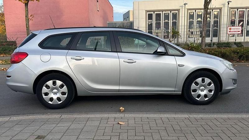 Gebraucht Opel Astra Selection 110 PS (80 kW) 2011 Silber Kombi