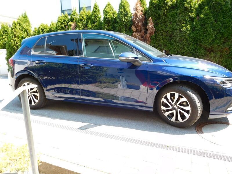 Blau Gebraucht 2022 VW Golf VIII Life Limousine | 20.999 € (Guter Preis) - Bild 1/4