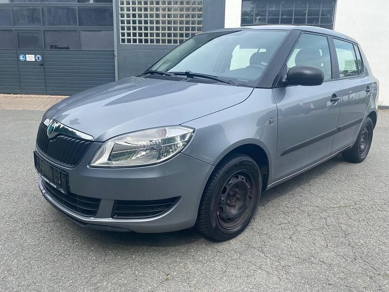 Grau Gebraucht 2012 Skoda Fabia Kleinwagen | 3.800 € (Fairer Preis) - Bild 1/4