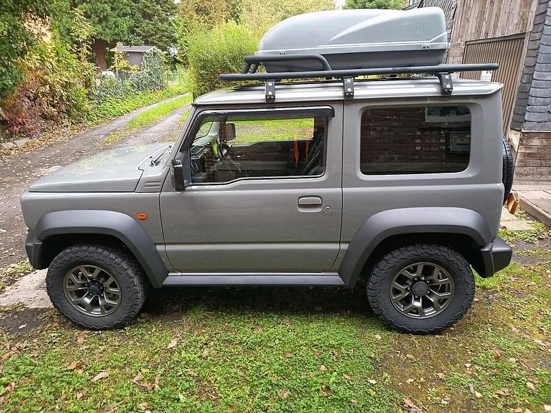 Grau Gebraucht 2019 Suzuki Jimny Comfort+ SUV | 27.000 € (Fairer Preis) - Bild 1/4