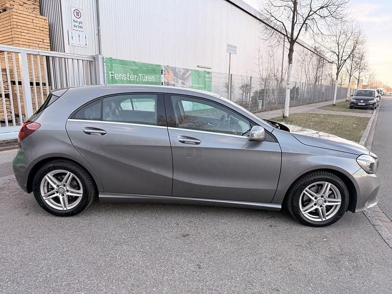 Gebraucht Mercedes A180 122 PS (89 kW) 2016 Grau Kleinwagen
