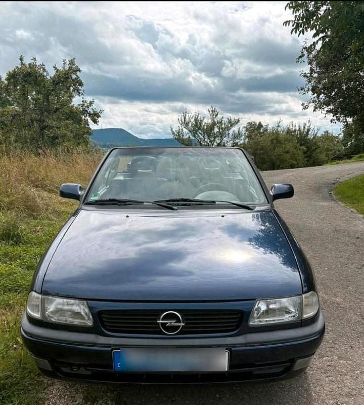 Blau Gebraucht 1997 Opel Astra Cabriolet Cabrio | 2.050 € (Fairer Preis) - Bild 1/4