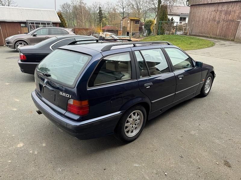 Gebraucht BMW 320 Basis 150 PS (110 kW) 1998 Blau Kombi