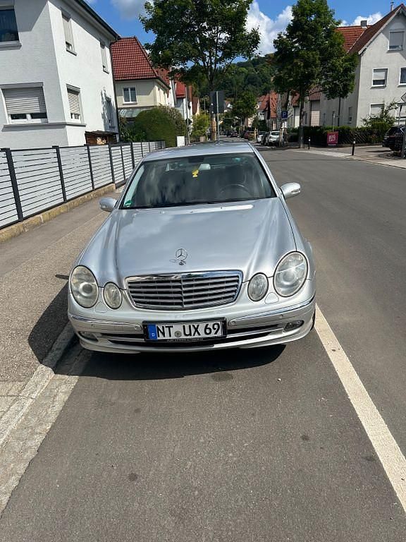 Silber Gebraucht 2005 Mercedes E500 Elegance Limousine | 10.500 € (Teuer) - Bild 1/4