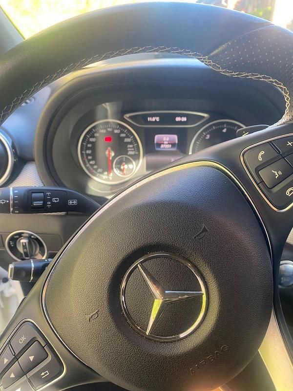 Gebraucht Mercedes B180 109 PS (80 kW) 2018 Weiß Van / Kleinbus