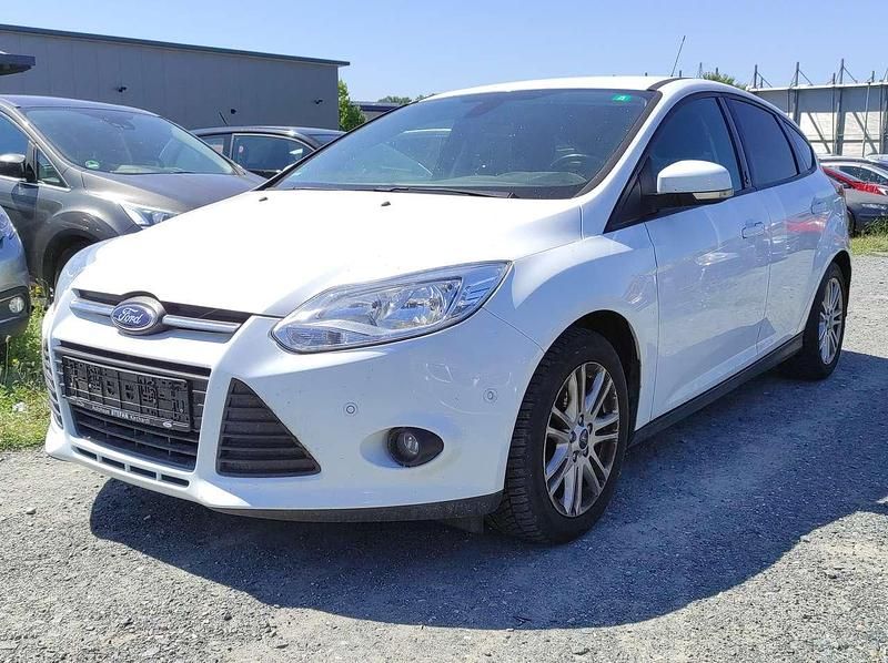 Gebraucht Ford Focus 125 PS (91 kW) 2013 Frostweiß Kleinwagen