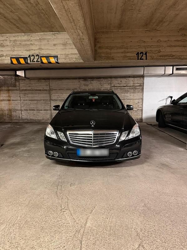 Second-hand Mercedes E200 136 CP (100 kW) 2011 Negru Break