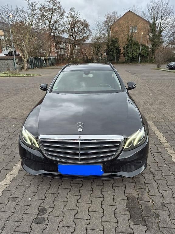Gebraucht Mercedes E220 194 PS (142 kW) 2019 Schwarz Limousine