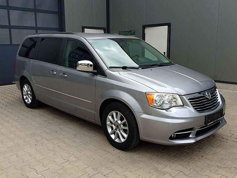 Colore esterno (billet silver) Gebraucht 2013 Lancia Voyager Gold Van / Kleinbus | 11.900 € (Fairer Preis) - Bild 1/4
