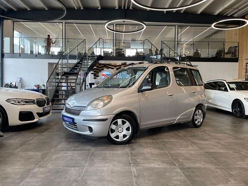 Grau Gebraucht 2001 Toyota Yaris Verso Sol Van / Kleinbus | 2.699 € (Guter Preis) - Bild 1/4