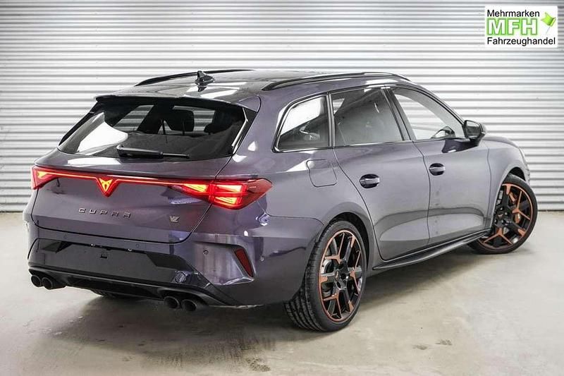 Neu Cupra Leon VZ 333 PS (244 kW) 2025 Dark void metallic (q5) Kombi