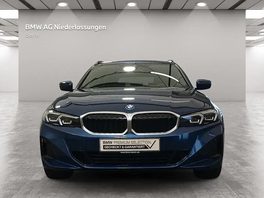 Gebraucht BMW 330e Sport Line 292 PS (214 kW) 2023 Blau Kombi