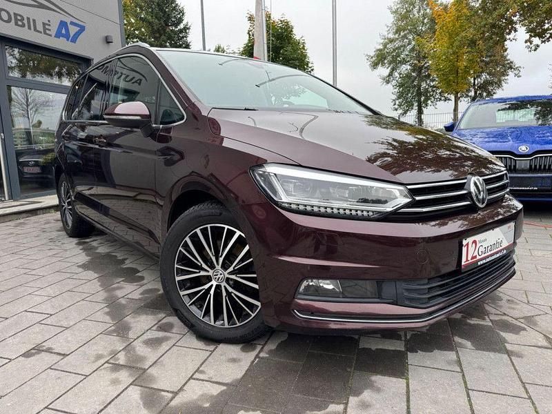 Rot Gebraucht 2018 VW Touran Highline Van / Kleinbus | 15.999 € (Superpreis) - Bild 1/4