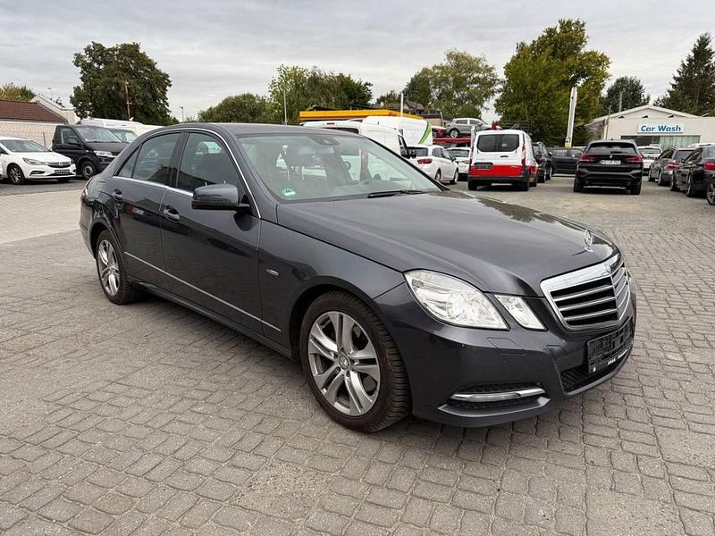 Grau Gebraucht 2011 Mercedes E350 Limousine | 11.400 € (Fairer Preis) - Bild 1/4