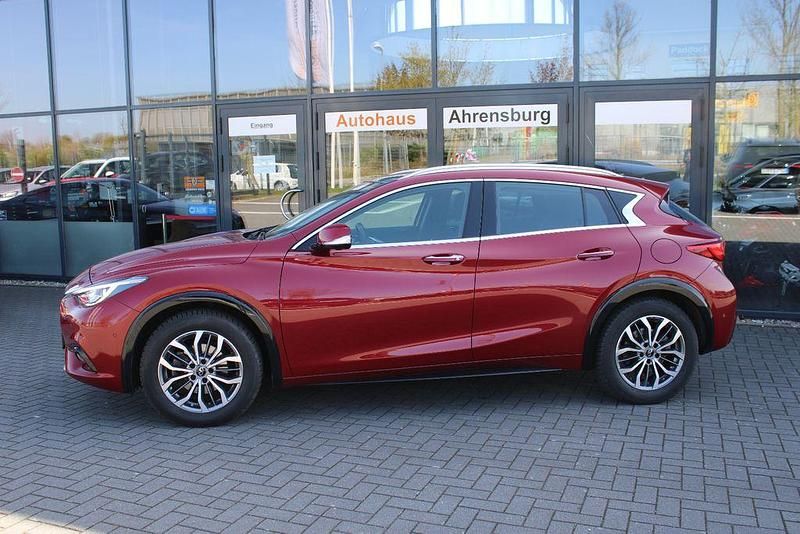 Gebraucht Infiniti Q30 Premium 156 PS (114 kW) 2017 Rot Limousine