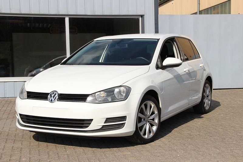 Weiß Gebraucht 2015 VW Golf VII LOUNGE Limousine | 7.990 € (Guter Preis) - Bild 1/4