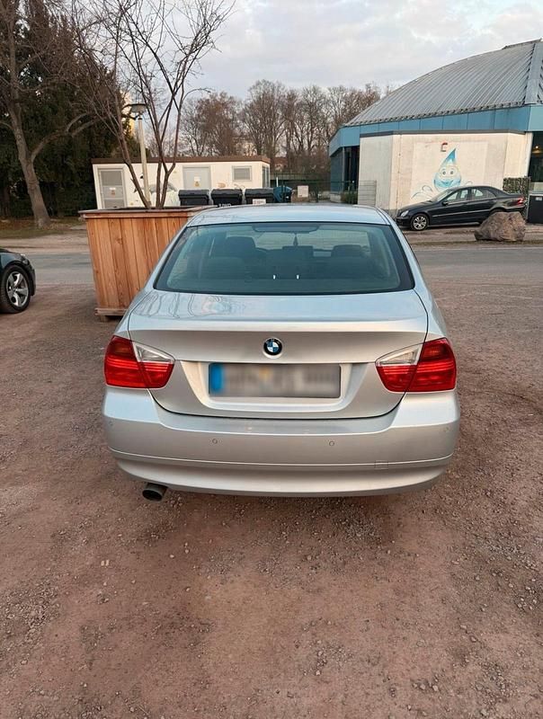 Gebraucht BMW 318 129 PS (94 kW) 2007 Grau Limousine