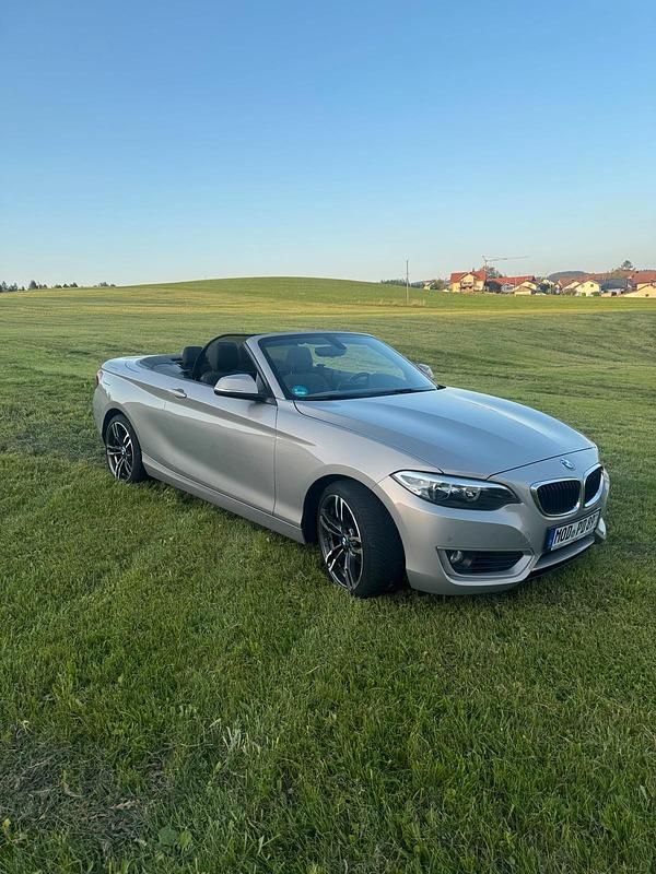Grau Gebraucht 2015 BMW 218 Comfort Edition Cabrio | 18.599 € (Fairer Preis) - Bild 1/4