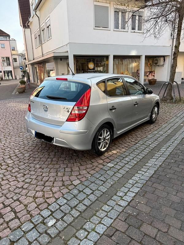 Gebraucht Hyundai i30 109 PS (80 kW) 2010 Silber Kleinwagen