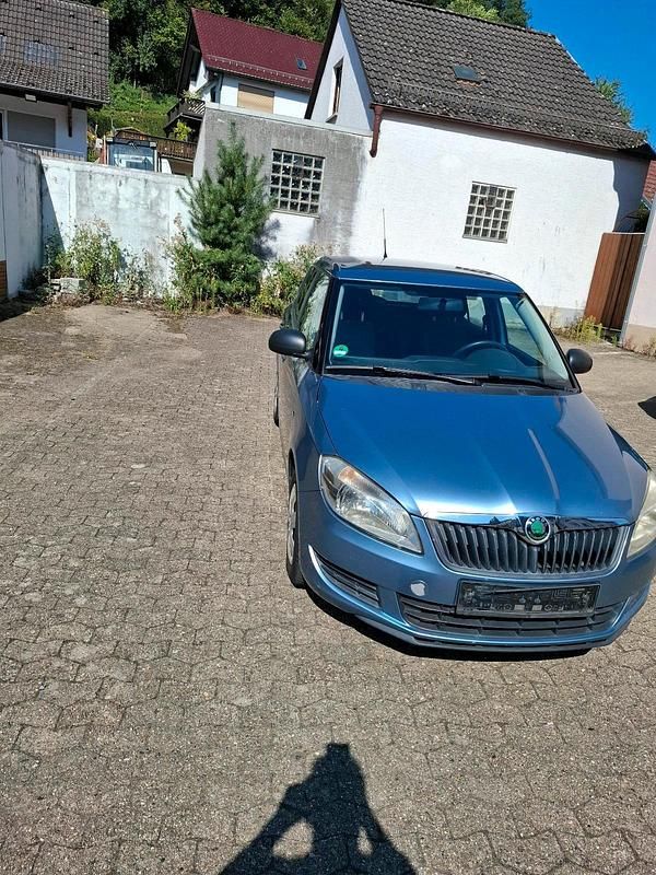 Braun Gebraucht 2010 Skoda Fabia Kleinwagen | 1.950 € - Bild 1/4