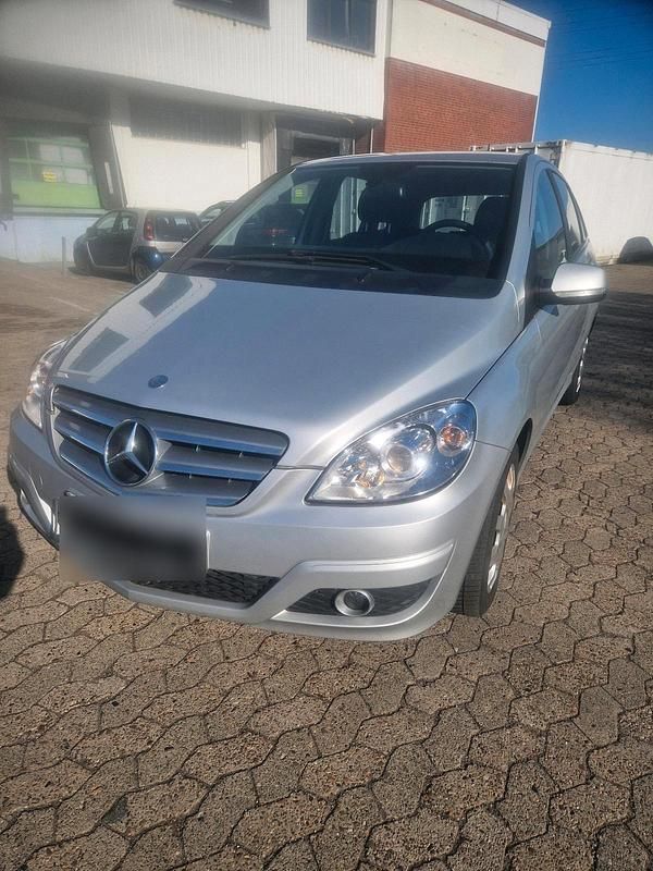 Gebraucht Mercedes B180 110 PS (80 kW) 2009 Silber Van / Kleinbus