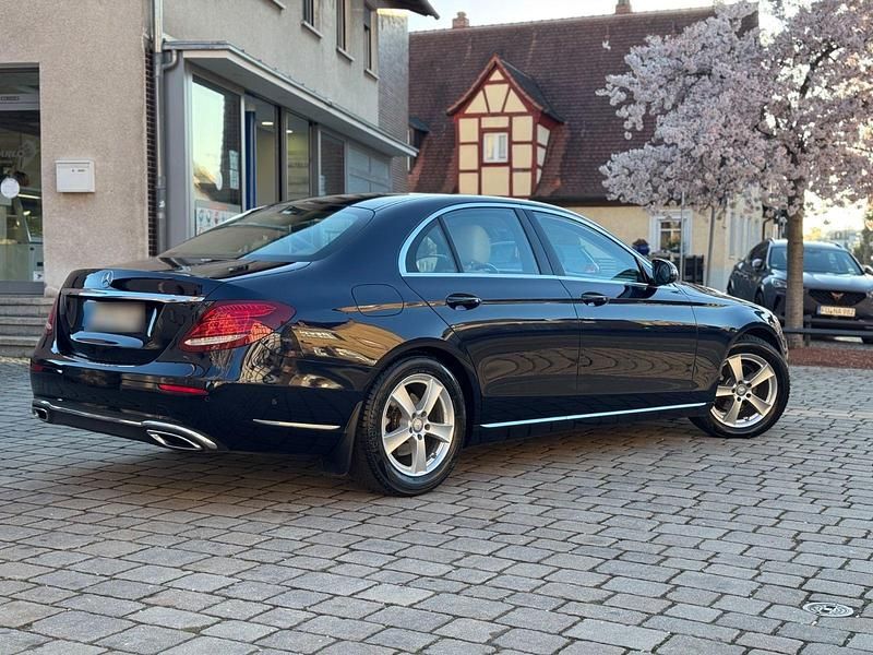Gebraucht Mercedes E220 Exclusive 194 PS (142 kW) 2016 Blau Limousine