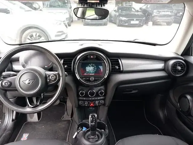 Gebraucht Mini Cooper 136 PS (100 kW) 2020 Midnight black metallic midnight black metallic Kleinwagen