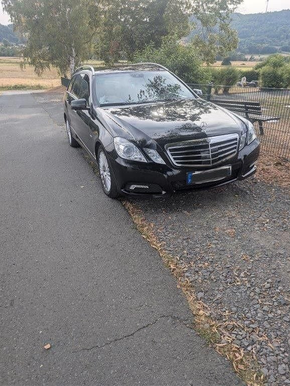 Schwarz Gebraucht 2010 Mercedes E350 Avantgarde Kombi | 9.600 € (Etwas zu teuer) - Bild 1/4