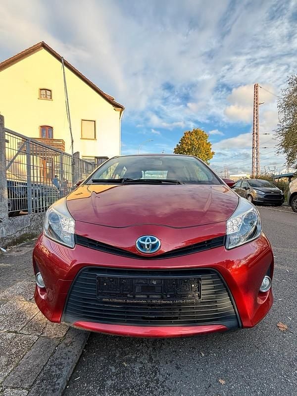 Rot Gebraucht 2013 Toyota Yaris Hybrid Limousine | 8.290 € (Guter Preis) - Bild 1/4