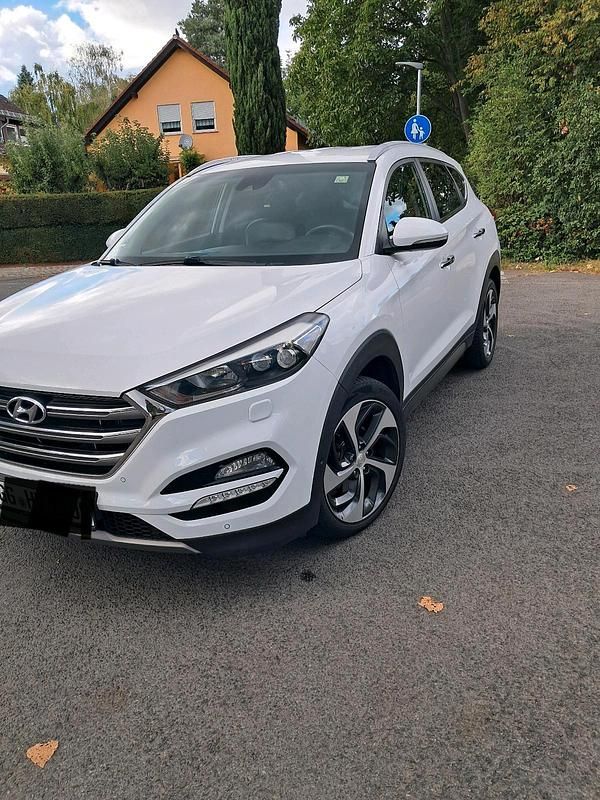 Weiß Gebraucht 2015 Hyundai Tucson Premium SUV | 16.498 € (Fairer Preis) - Bild 1/4