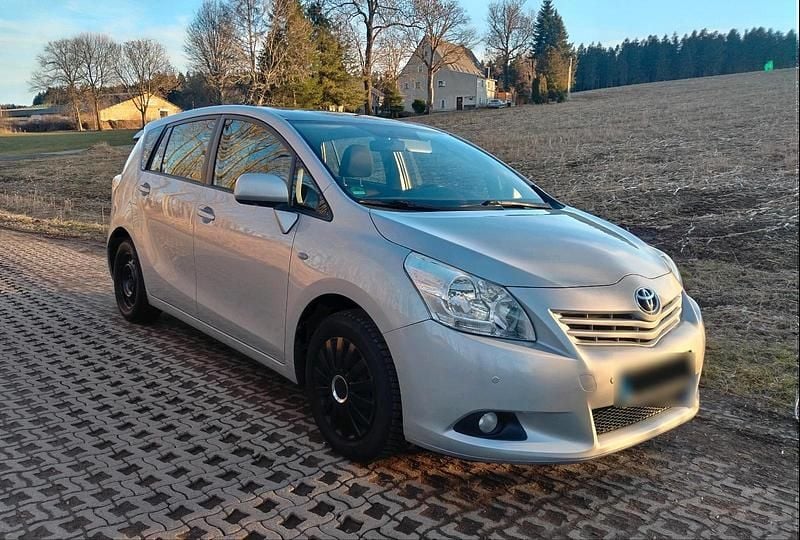 Gebraucht Toyota Verso 147 PS (108 kW) 2011 Silber Van / Kleinbus