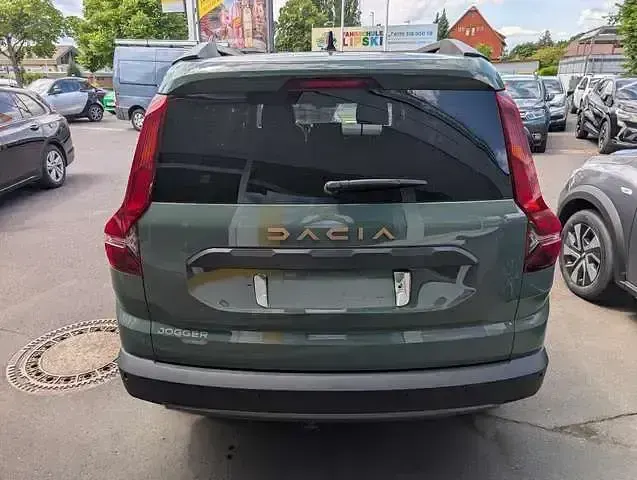 Gebraucht Dacia Jogger Extreme 141 PS (103 kW) 2025 Grau (staubgrau) Van / Kleinbus