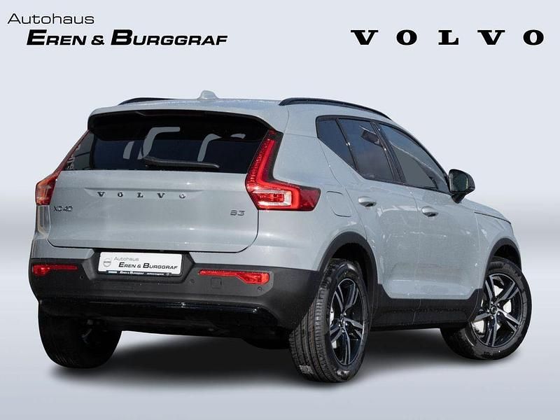 Neu Volvo XC40 Plus 163 PS (119 kW) 2025 Grau SUV
