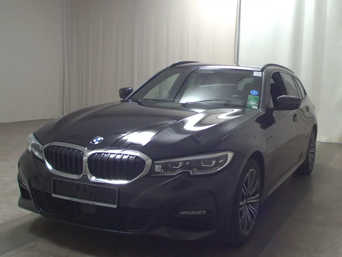 Gebraucht BMW 330 M Sport 252 PS (185 kW) 2021 Black sapphire metallic Kombi