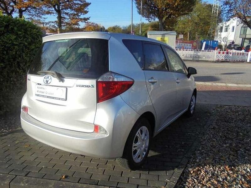 Gebraucht Toyota Verso-S Multidrive S 99 PS (72 kW) 2013 Silber Van / Kleinbus