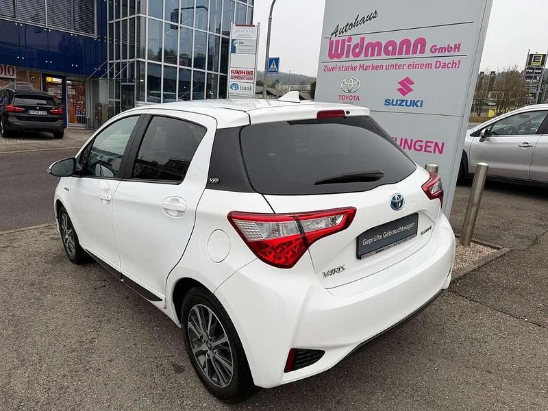 Gebraucht Toyota Yaris Hybrid 101 PS (74 kW) 2020 Schneeweiß Kleinwagen