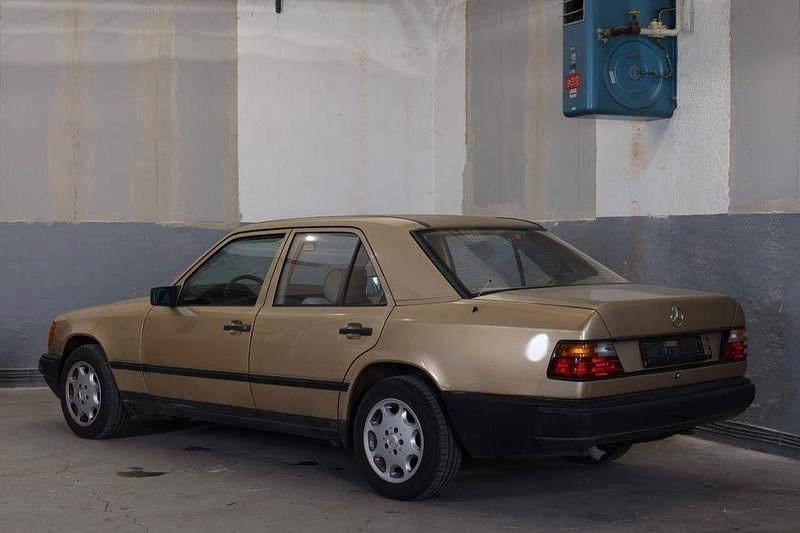 Gebraucht Mercedes E230 132 PS (97 kW) 1988 Gold Limousine