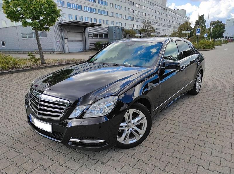 Schwarz Gebraucht 2013 Mercedes E200 Avantgarde Limousine | 12.850 € (Fairer Preis) - Bild 1/4