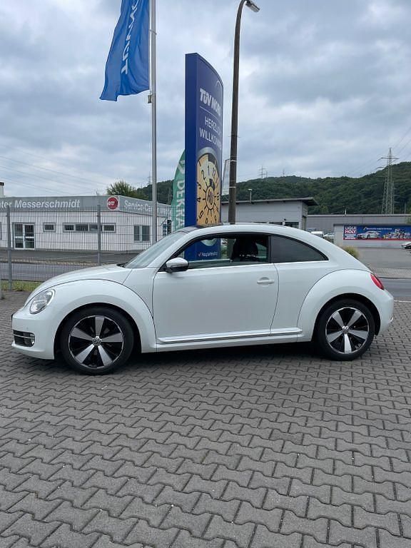Weiß Gebraucht 2012 VW Beetle Design Limousine | 9.850 € (Etwas zu teuer) - Bild 1/4