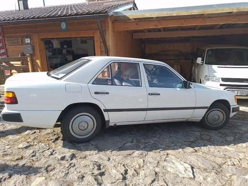 Weiß Gebraucht 1985 Mercedes 200 Limousine | 5.000 € - Bild 1/4